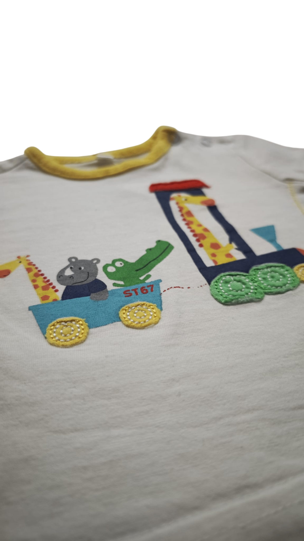 Markenlos Kurzarmshirt Weiß mit gelben, roten, blauen und grünen Applikationen Größe 56