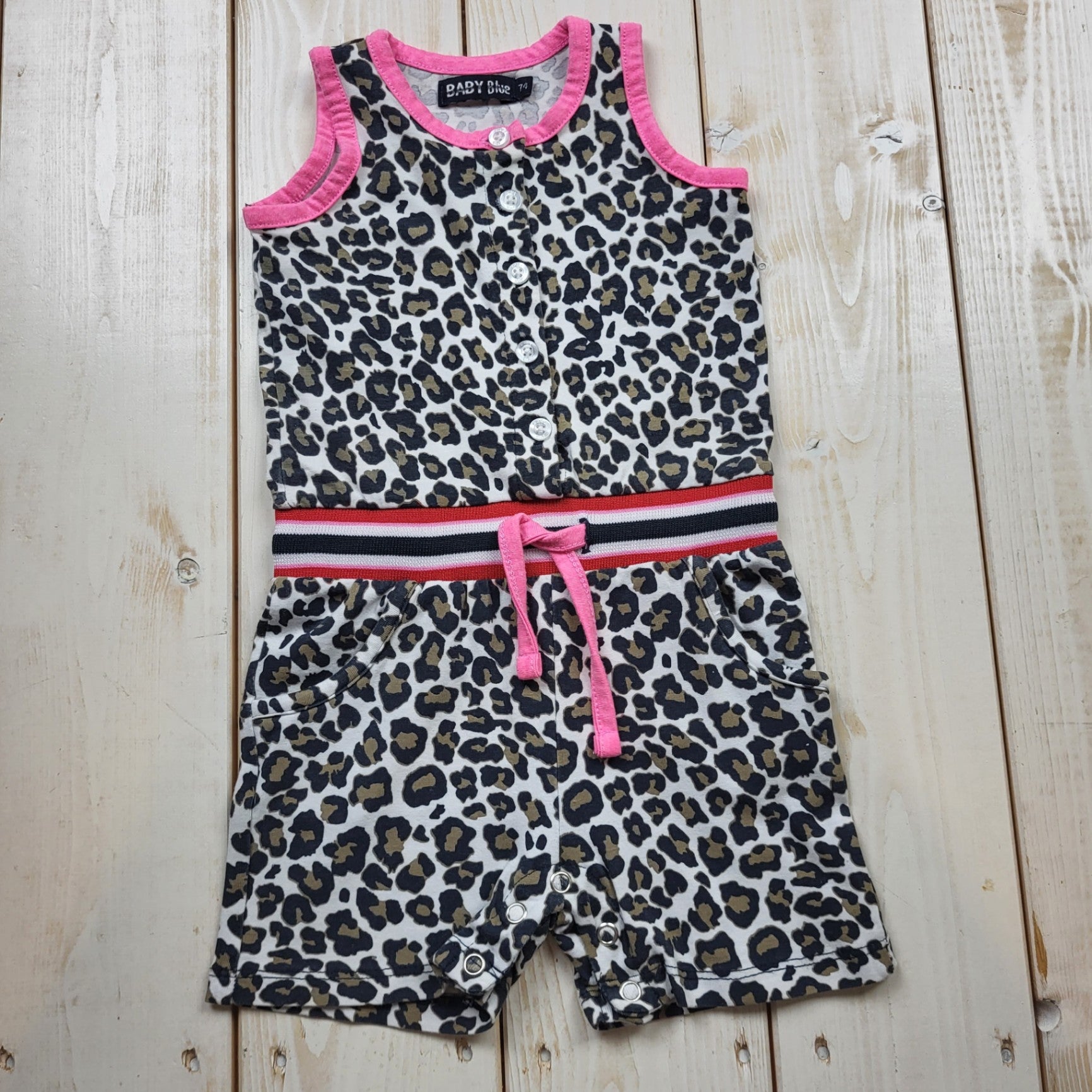 Baby Blue Kleid Leopardmuster mit pinken Akzenten Größe 74